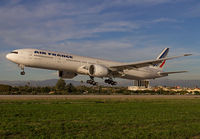 AIRFRANCE_777-300_F-GZNB_LAX_1110B_JP_small1.jpg