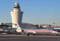 AMERICAN_MD80_N955U_LGA_0905_1_JP_small1.jpg